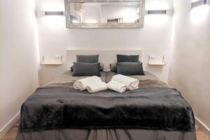 En eller flere senge i et værelse på ººººMY CityCentre SOL WiFi AC SmartTVºººº