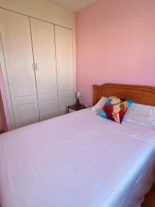 A bed or beds in a room at Alcobendas Cómodo y luminoso Un dormitorio