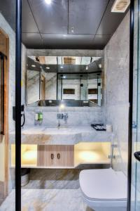 un baño con lavabo e inodoro en The Singh Empire,New Delhi, en Nueva Delhi