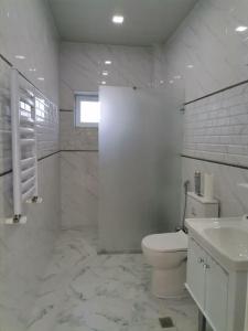 Ένα μπάνιο στο A White House close to Sea Breeze with sauna & pool