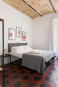 ein Schlafzimmer mit einem Bett und einer Holzdecke in der Unterkunft Half Palace, relaxing apartment in Rome San Lorenzo in Rom