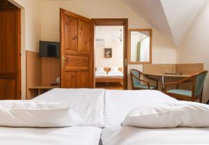 Postel nebo postele na pokoji v ubytování Ametiszt Hotel Harkány