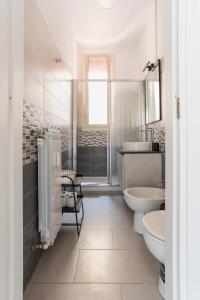 ein weißes Badezimmer mit Waschbecken und Toilette in der Unterkunft Half Palace, relaxing apartment in Rome San Lorenzo in Rom