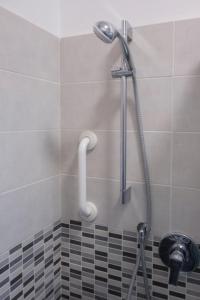 eine Dusche im Bad mit schwarzen und weißen Fliesen in der Unterkunft Half Palace, relaxing apartment in Rome San Lorenzo in Rom + 46 Fotos