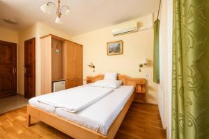Postel nebo postele na pokoji v ubytování Ametiszt Hotel Harkány