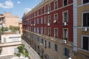 ein Blick auf ein Gebäude aus einem Fenster in der Unterkunft Half Palace, relaxing apartment in Rome San Lorenzo in Rom