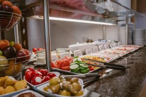 a buffet line with many different types of food at ... mein romantisches Hotel Toalstock in Fiss