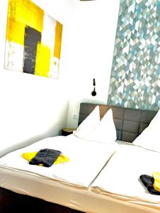 Łóżko lub łóżka w pokoju w obiekcie Hotel Zum Goldenen Hirschen