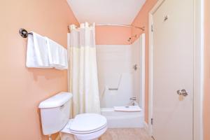 a bathroom with a toilet and a shower at Town & Country Inn & Resort in Gorham