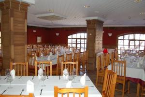 a large banquet hall with tables and chairs with glasses at Hotel Covaleda Soria in Covaleda