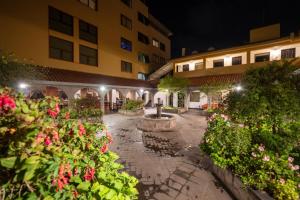 Taman di luar Hotel Jose Antonio Cusco