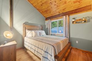 a bedroom with a bed and a window at Belleau Lake Escape in Wakefield