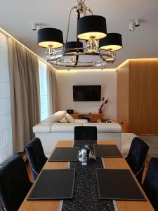 un salon avec une table et un canapé dans l'établissement Apartament Glamour z wyjątkowym widokiem i klimatyzacją, à Ustroń 5 autres photos