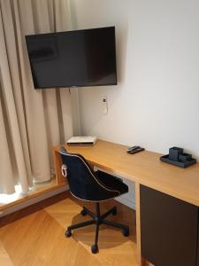 un bureau avec un moniteur et une chaise dans l'établissement Apartament Glamour z wyjątkowym widokiem i klimatyzacją, à Ustroń