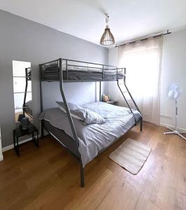 ein Schlafzimmer mit einem Etagenbett und Holzboden in der Unterkunft Maison cosy à Vaires sur Marne in Vaires-sur-Marne + 15 Fotos