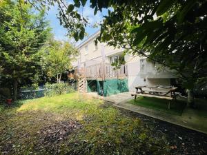 einen Picknicktisch im Hof eines Hauses in der Unterkunft Maison cosy à Vaires sur Marne in Vaires-sur-Marne