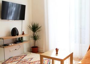TV a/nebo společenská místnost v ubytování Lofty - Massena sq - 5 min walk Beach