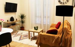TV a/nebo společenská místnost v ubytování Lofty - Massena sq - 5 min walk Beach