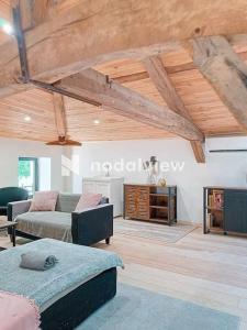 Χώρος καθιστικού στο Aux sources de lesquire maison 5 chambres 5 salles de bains , 11 personnes