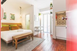 Un dormitorio con una cama grande y una mesa. en Santos Tiny Studio by Homing, en Lisboa