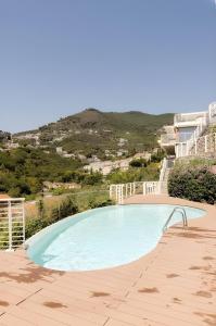 Piscina de la sau aproape de Panoramic View Apartment