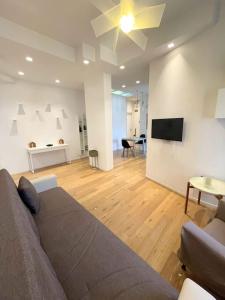 Una sala de estar con un sofá y un televisor. en MilleStorie House Rome, en Roma
