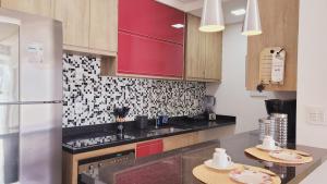 una cucina con piastrelle bianche e nere sul muro di O mais lindo 2 dorms no Unlimited Ocean Front 1312 a Santos Altre 37 foto