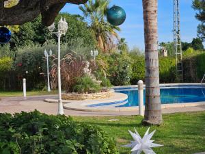 Bazén v ubytovaní Los Jardines de Lola alebo v jeho blízkosti