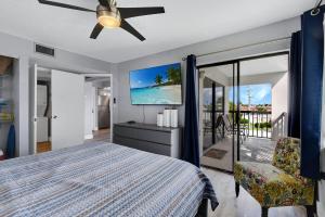 Μια τηλεόραση ή/και κέντρο ψυχαγωγίας στο Great 1 bedroom 1 bath condo with heated pool