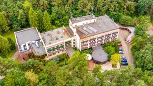widok z góry na duży budynek z samochodami zaparkowanymi na zewnątrz w obiekcie Hotel Echo w mieście Cedzyna