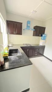 una cocina con fregadero y encimera en Thuwaraha Holiday Villa, en Trincomalee