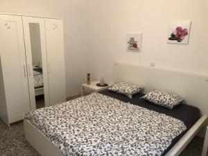 LikoporiáにあるDimos Apartmentsのベッドルーム1室(ベッド1台、枕2つ付)