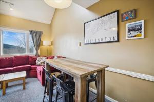 Posezení v ubytování Cozy,1 bedroom loft condo! Ski back trails, shuttle& Sports center Highridge E11