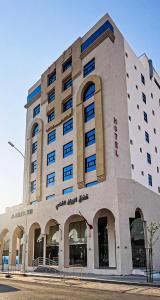 メディナにあるفندق الريان الفضي-ALRAYAN ALFADI HOTElの窓側の大きな建物