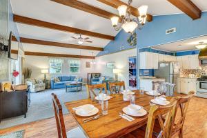 Χώρος καθιστικού στο Reel Blessed Topsail Beach Home with Private Dock!