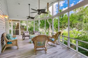 Κήπος έξω από το Reel Blessed Topsail Beach Home with Private Dock!