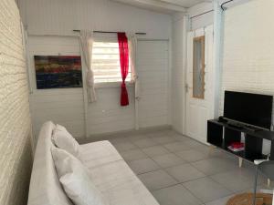 TV a/nebo společenská místnost v ubytování La Prairie, maison bois