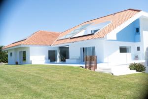 una casa blanca con un patio de césped en Best Beach Front Villa with Heated Pool - Sea La Vie, en Fão 21 fotos más