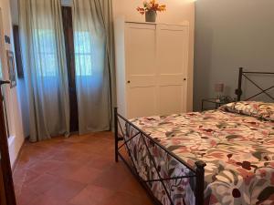 Ένα ή περισσότερα κρεβάτια σε δωμάτιο στο Guest garden apartment Casale salici BARATTI