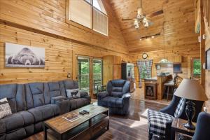 Posezení v ubytování Golden Grizzly Cabin W Hot Tub & Creek By Beyond