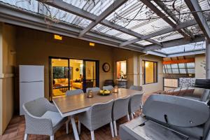 Un comedor con mesa y sillas en Sidney Laine, en Margaret River Town