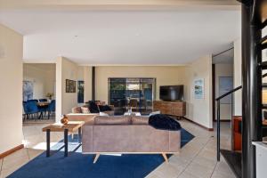 Una sala de estar con dos sofás y un televisor. en Sidney Laine, en Margaret River Town