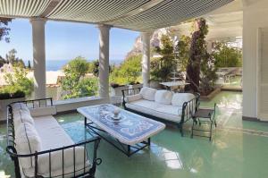 una sala de estar con un sofá y una mesa en Villa Felicia, en Capri
