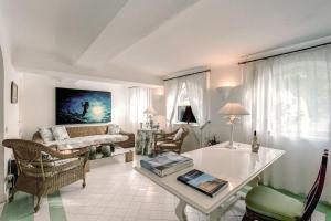 una sala de estar con una mesa y un sofá en Villa Felicia, en Capri