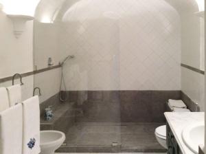un baño con inodoro y lavabo en Villa Felicia, en Capri 32 fotos más