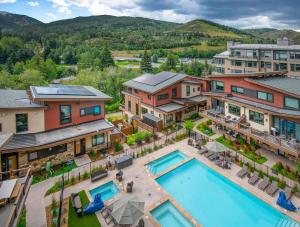una vista aérea de una casa con piscina en ONE Riverfront #402 - Avon, en Avon