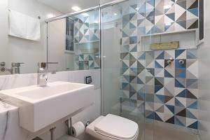 a bathroom with a sink and a shower at Apto Copacabana 200 da Praia - Suíte + Lava&Seca in Rio de Janeiro +20 photos