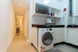 a laundry room with a washer and dryer at Apto Copacabana 200 da Praia - Suíte + Lava&Seca in Rio de Janeiro