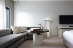 TV a/nebo společenská místnost v ubytování Kimpton Claret Hotel by IHG