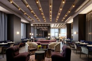 Posezení v ubytování Kimpton Claret Hotel by IHG